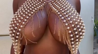 Ellietheempress I show my juicy tits only for you